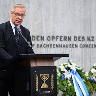 Die Brandenburger Polizei hat in den ersten drei Monaten 2026 knapp 50 Straftaten gegen Politiker und Amtsträger gezählt - darunter war auch ein Anschlag auf dem Privatgrundstück des Antisemitismusbeauftragten Andreas Büttner. (Archivbild)  / Foto: Bernd von Jutrczenka/dpa