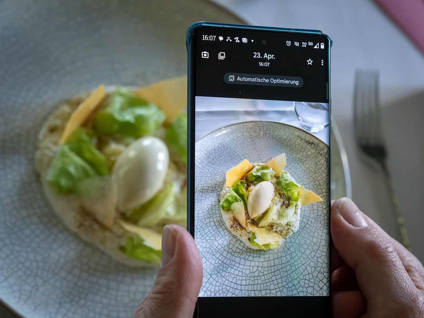 Ein Dessert-Schnappschuss für Instagram? Nicht alle Sterne-Restaurants sind begeistert, wenn Gäste das Handy zücken. / Foto: Soeren Stache/dpa