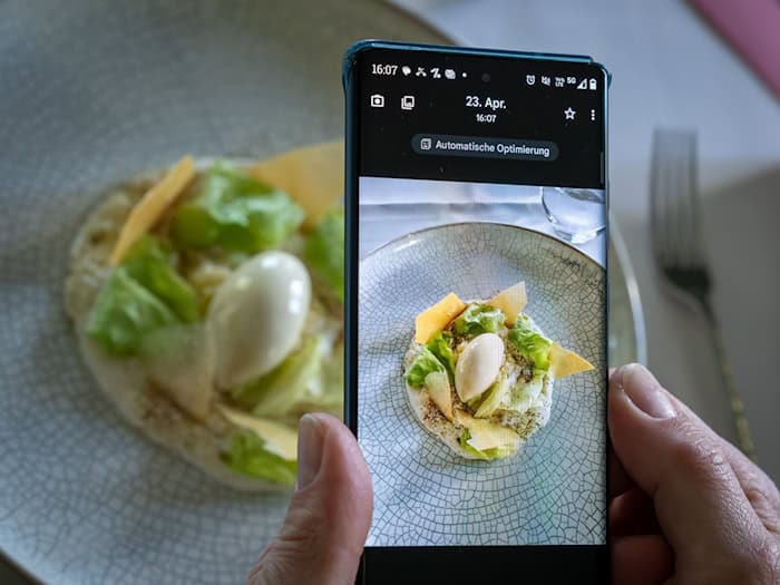 Ein Dessert-Schnappschuss für Instagram? Nicht alle Sterne-Restaurants sind begeistert, wenn Gäste das Handy zücken. / Foto: Soeren Stache/dpa