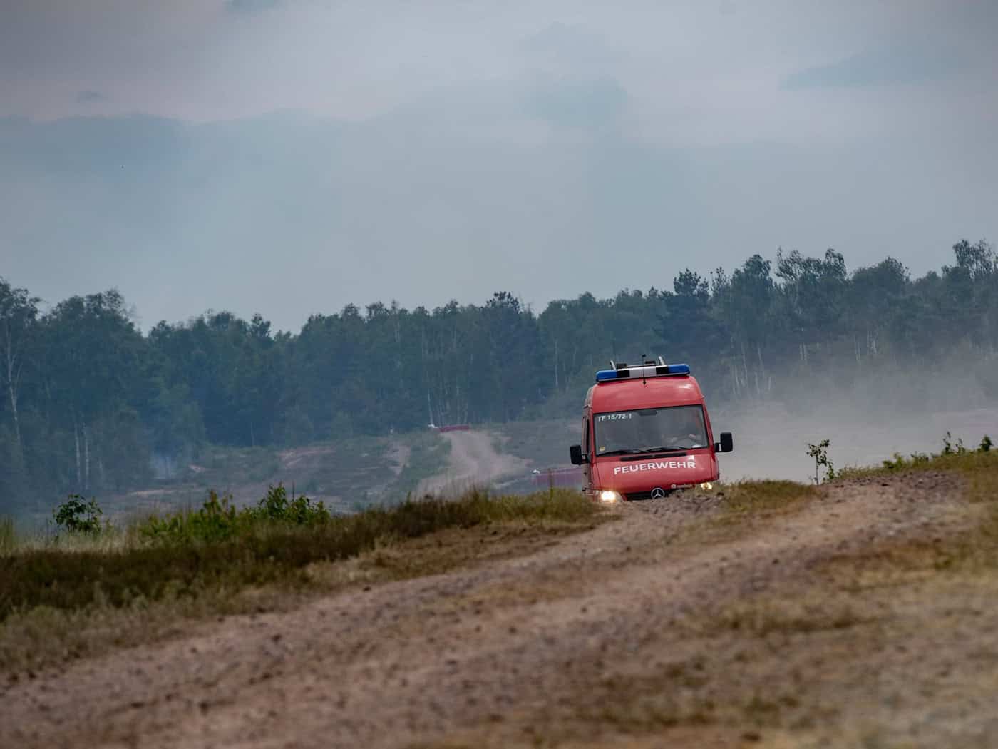 Bei Jüterbog brechen immer wieder Waldbrände auf einem ehemaligen Truppenübungsgelände aus. 2023 kämpfte die Feuerwehr rund zwei Wochen gegen ein großes Feuer. (Archivbild) / Foto: Paul Zinken/dpa