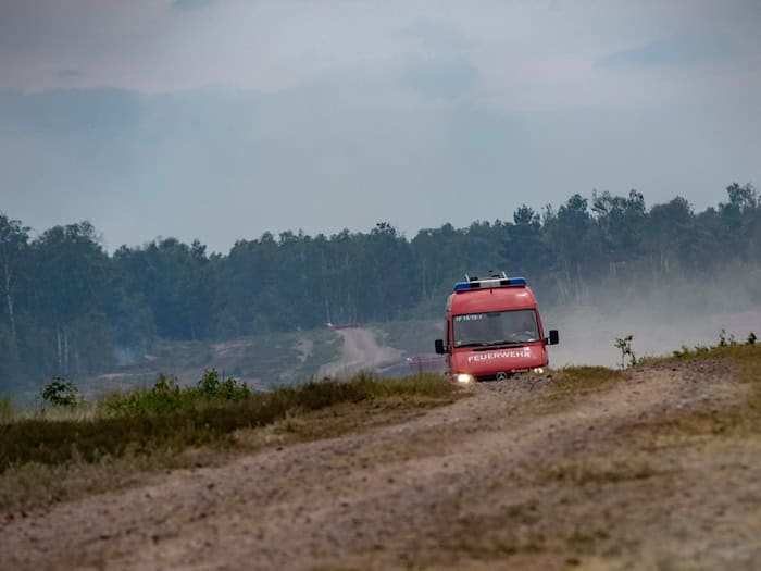 Bei Jüterbog brechen immer wieder Waldbrände auf einem ehemaligen Truppenübungsgelände aus. 2023 kämpfte die Feuerwehr rund zwei Wochen gegen ein großes Feuer. (Archivbild) / Foto: Paul Zinken/dpa