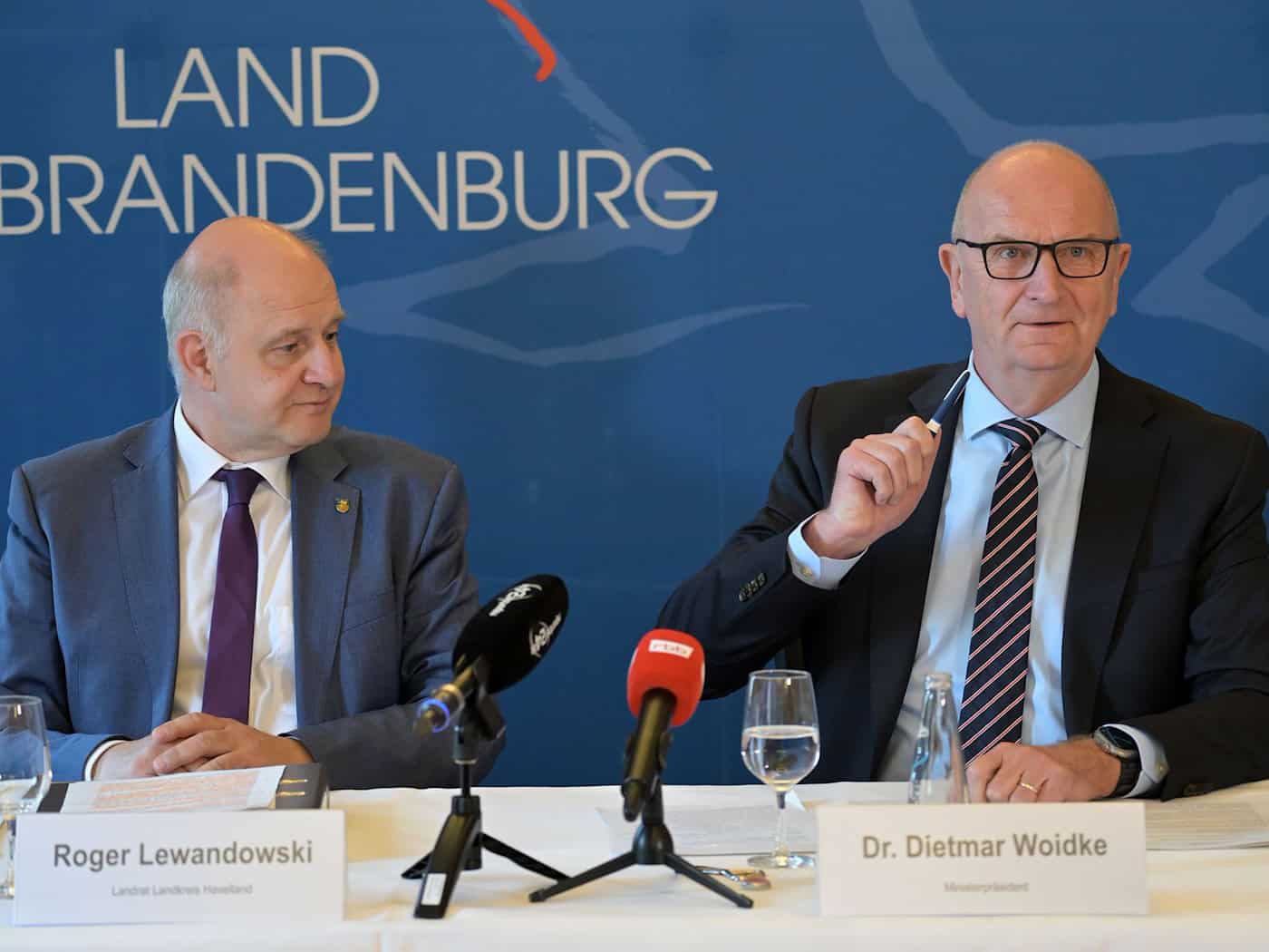 Brandenburgs Ministerpräsident Dietmar Woidke (SPD) und Landrat Roger Lewandowski (CDU) äußern sich nach einer gemeinsamen Sitzung von Kabinett und Landkreisspitze. / Foto: Michael Bahlo/dpa