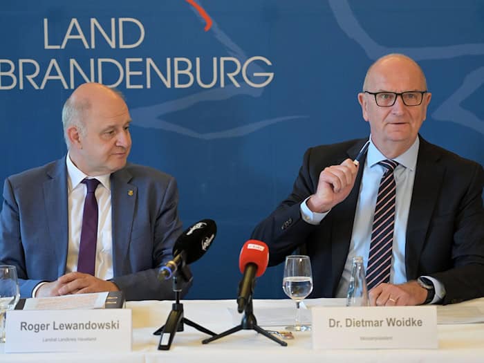 Brandenburgs Ministerpräsident Dietmar Woidke (SPD) und Landrat Roger Lewandowski (CDU) äußern sich nach einer gemeinsamen Sitzung von Kabinett und Landkreisspitze. / Foto: Michael Bahlo/dpa