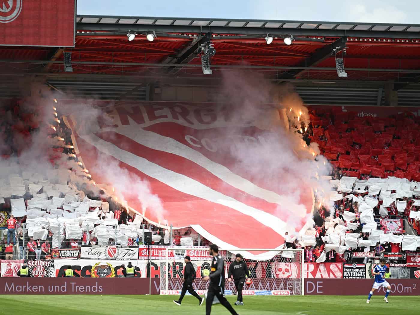 Energie Cottbus ist in die 2. Bundesliga aufgestiegen.  / Foto: Jens Niering/dpa