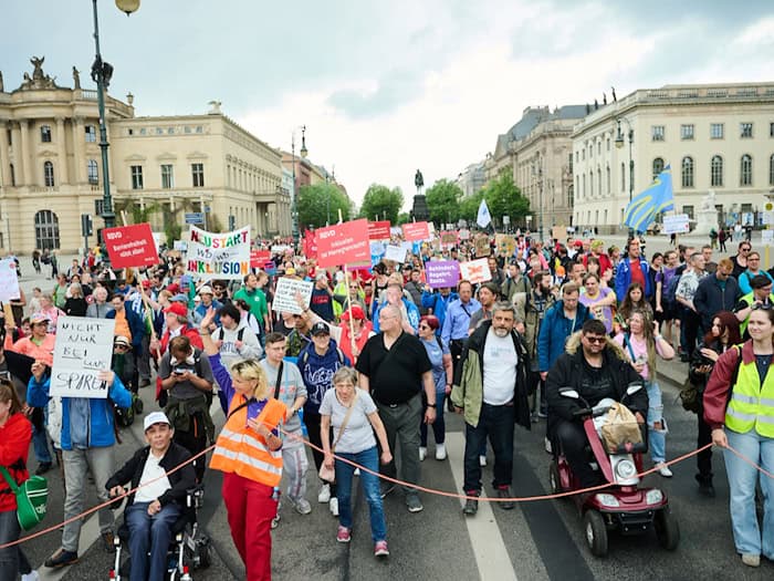 Zahlreiche Menschen haben an der Demonstration teilgenommen. / Foto: Annette Riedl/dpa