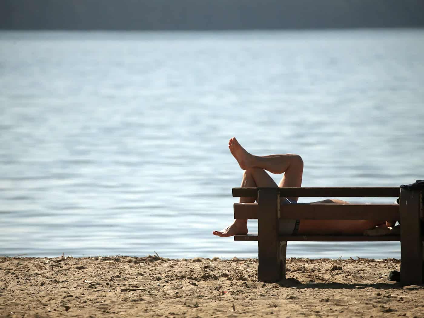 Die Badesaison kann pünktlich zum Wochenende starten. Laut Landesamt für Gesundheit und Soziales haben fast alle Badestellen in Berlin eine hohe Wasserqualität. (Symbolbild) / Foto: Wolfgang Kumm/dpa