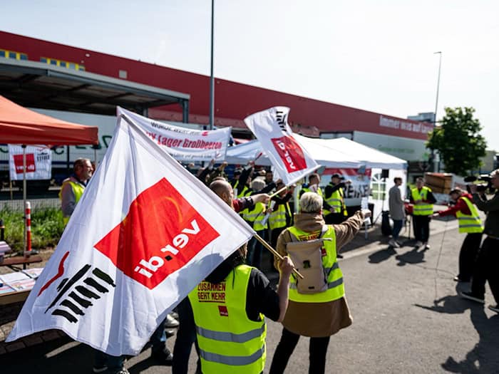 Vergangene Woche fand der erste Warnstreik statt. (Archivbild) / Foto: Fabian Sommer/dpa