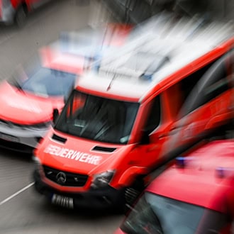 Die Feuerwehr ist nach einer Notbremsung eines Busses mit Verletzten im Einsatz. (Illustration) / Foto: Jens Kalaene/dpa