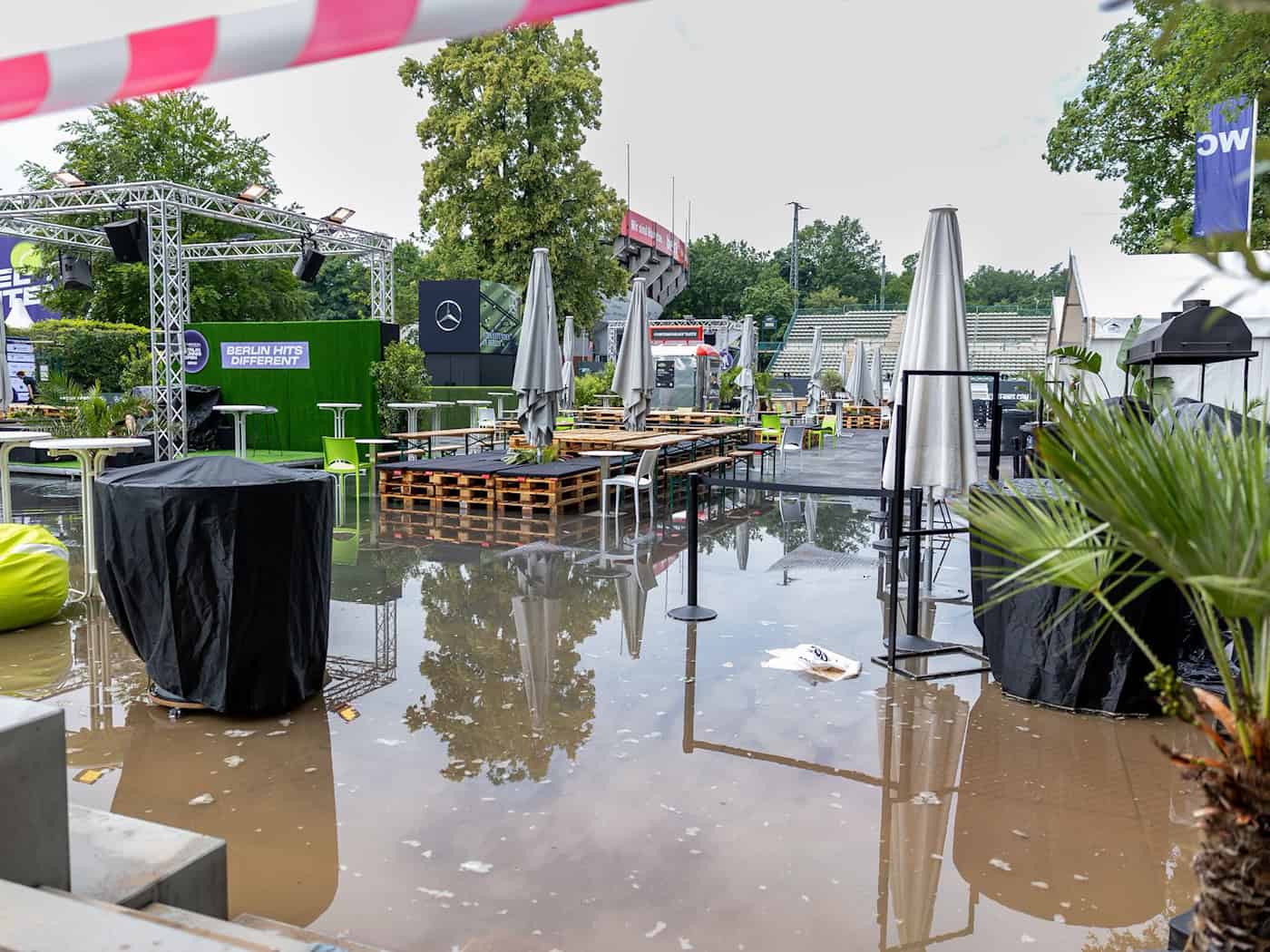 Auch die Tennisanlage in Grunewald stand teilweise unter Wasser. / Foto: Andreas Gora/dpa