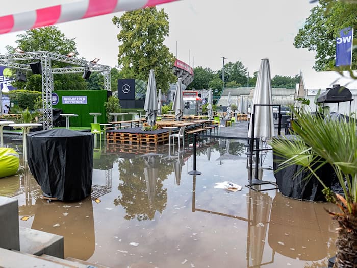 Auch die Tennisanlage in Grunewald stand teilweise unter Wasser. / Foto: Andreas Gora/dpa