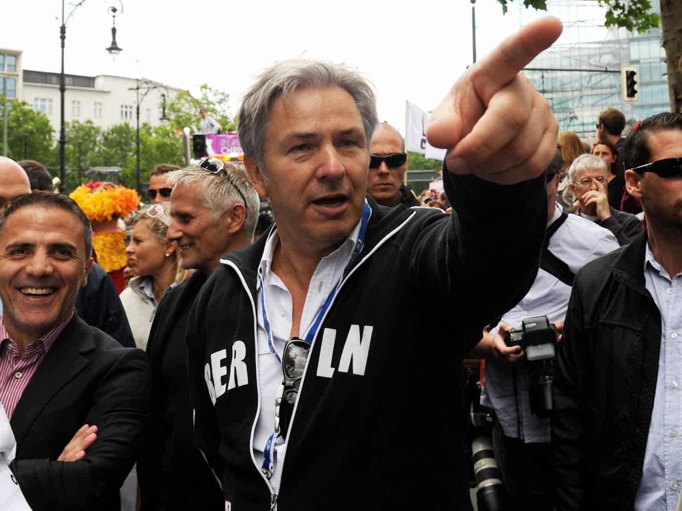 Das Coming-out von Klaus Wowereit auf großer Bühne vor 25 Jahren änderte viel in der Wahrnehmung von Homosexuellen. Anfeindungen und Übergriffe gibt es aber weiterhin. (Archivbild) / Foto: picture alliance / dpa