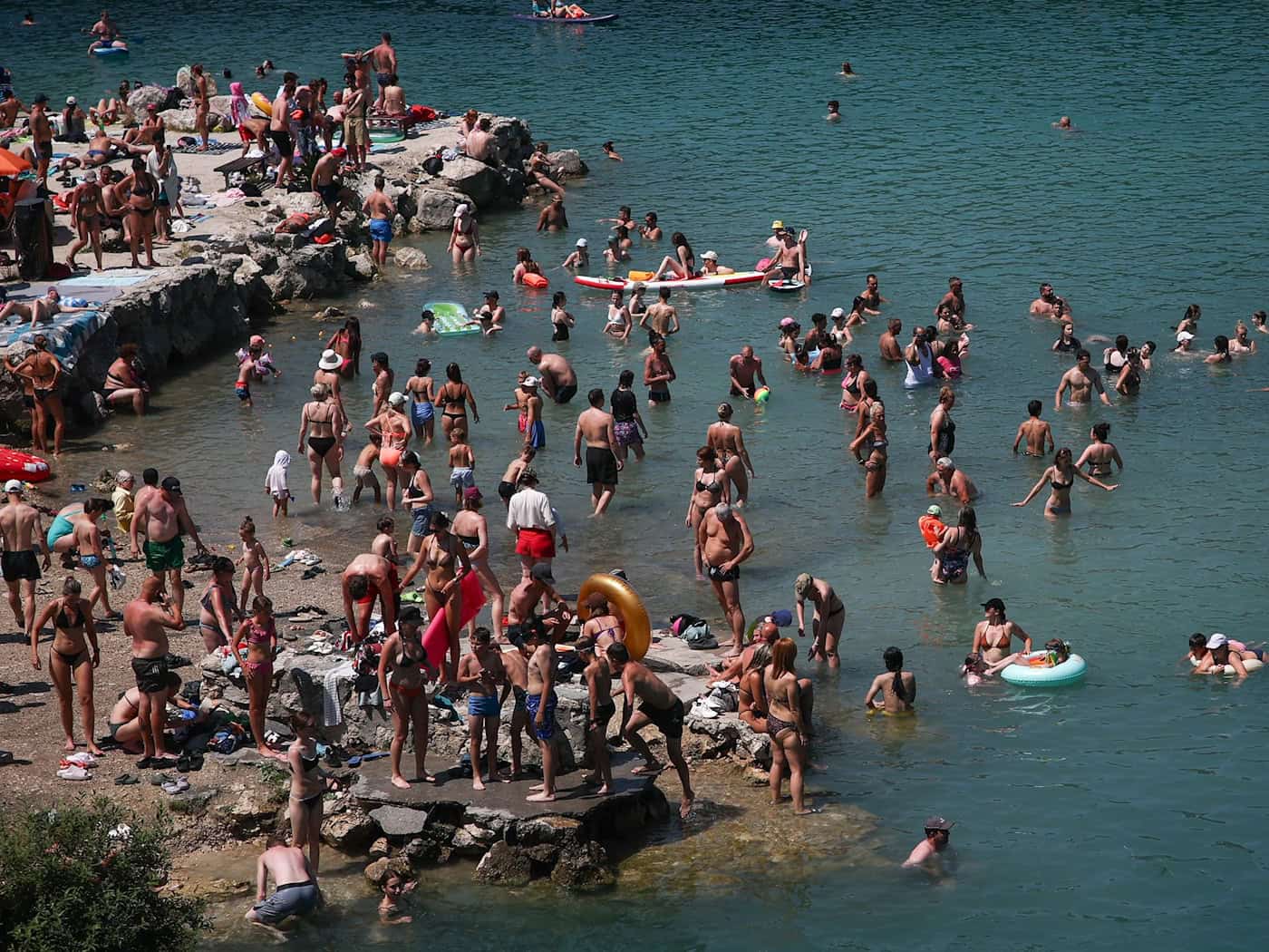Auch in Polen suchten die Menschen Abkühlung im Wasser. / Foto: Lukasz Gagulski/PAP/dpa