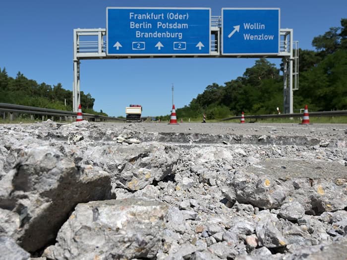 Die Hitze setzt auch den Straßen zu.  / Foto: Michael Bahlo/dpa