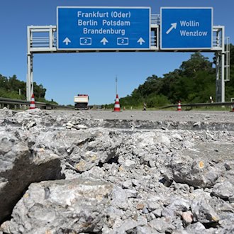 Die Hitze setzt auch den Straßen zu.  / Foto: Michael Bahlo/dpa