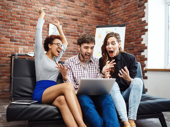 WM-Fieber im Arbeitsalltag: Viele Fans nutzen jede Gelegenheit, um die Spiele zu sehen – auch während der Arbeitszeit. / Foto: cookie_studio auf magnific.com