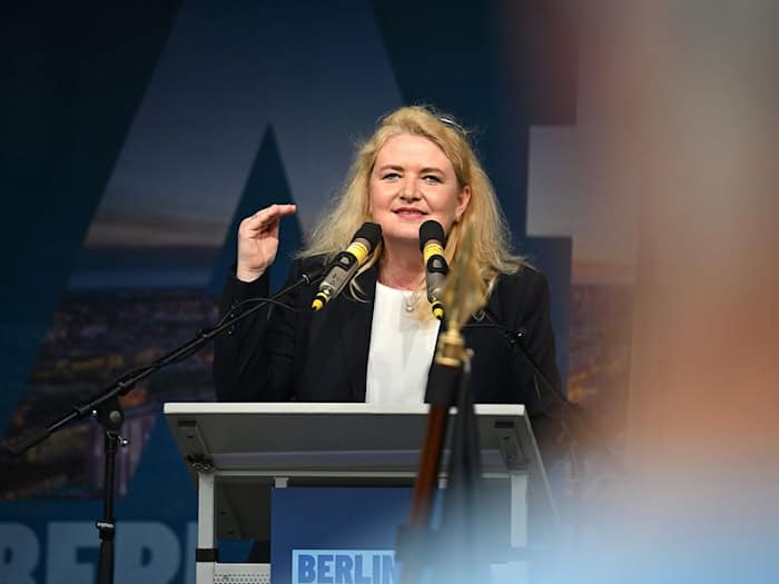 Die Berliner Landesvorsitzende und Spitzenkandidatin der AfD, Kristin Brinker, will den Regierenden CDU-Bügermeister Kai Wegner ablösen.  / Foto: Elisa Schu/dpa