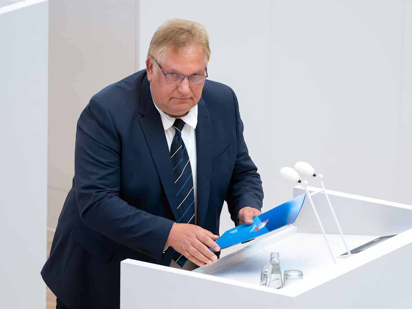 Der Brandenburger AfD-Landtagsabgeordnete Jean-René Adam war einem Prüfbericht zufolge inoffiziell für einen Bereich der Kriminalpolizei tätig, der eng mit der Stasi zusammenarbeitet. (Archivbild) / Foto: Soeren Stache/dpa