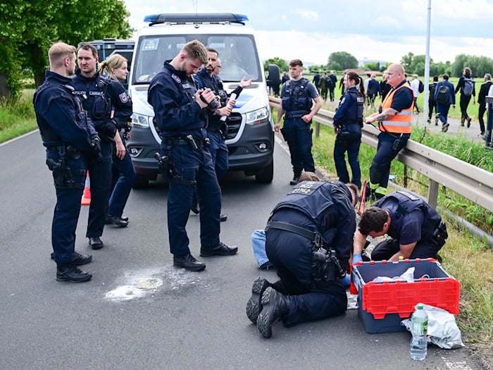Blockierte Zufahrtsstraßen sorgen zum Start der ILA für Verzögerungen bei der Anreise. / Foto: Sebastian Christoph Gollnow/dpa