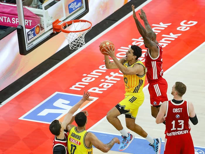Bayern München und Alba Berlin zeigten ein umkämpftes zweites Finalspiel. / Foto: Matthias Stickel/dpa