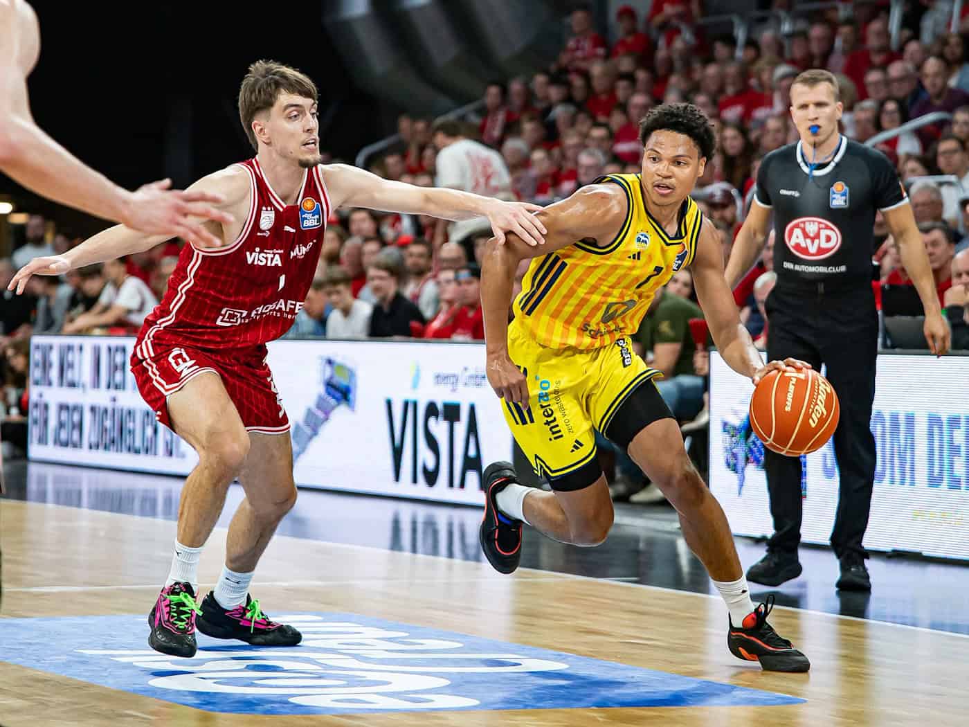 Alba-Youngster Jack Kayil im Duell mit Bambergs Zach Ensminger / Foto: Daniel Löb/dpa