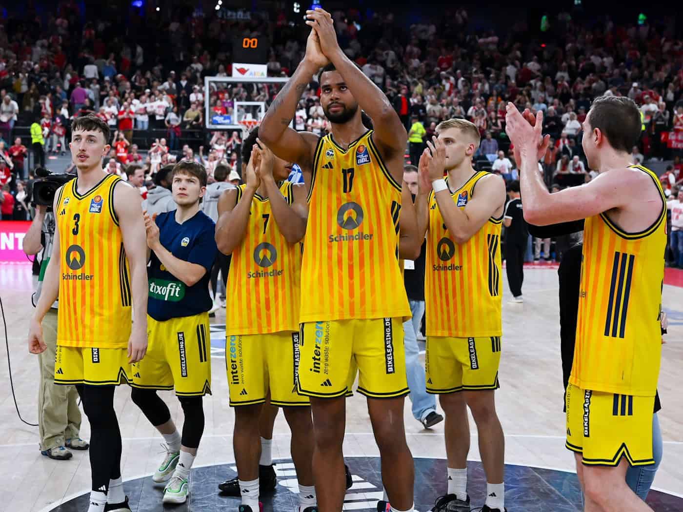 Wurden für eine mutige Vorstellung nicht belohnt: Albas Basketballer nach Finalspiel Nummer eins. / Foto: Sven Hoppe/dpa