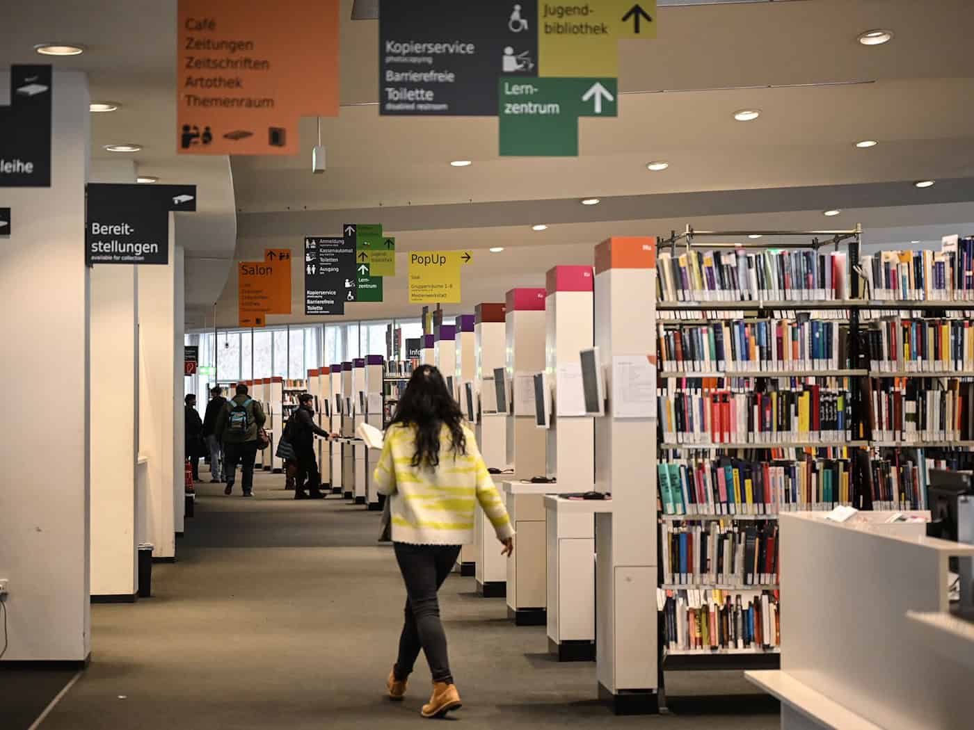 Bei weiterem Temperaturanstieg müssen auch Bibliotheksräume geschlossen werden. (Archivbild)  / Foto: Britta Pedersen/dpa