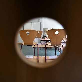 Eine neue Studie blickt auf das Ausmaß von Gewalt und Mobbing an Berliner Schulen. (Symbolbild)  / Foto: Arne Dedert/dpa