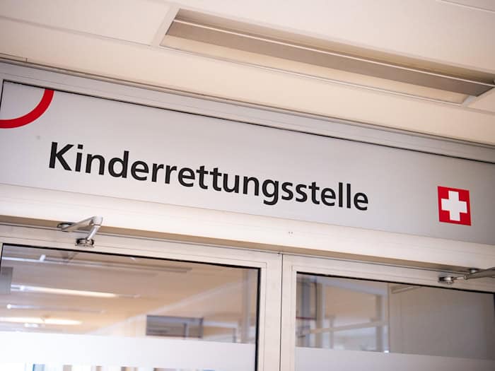 Besonders Kleinkinder sind anfällig für Hitze, weil sie sich noch nicht ausreichend schützen können und ihre Köpfe im Vergleich zum Körper groß sind. (Archivbild) / Foto: Christophe Gateau/dpa