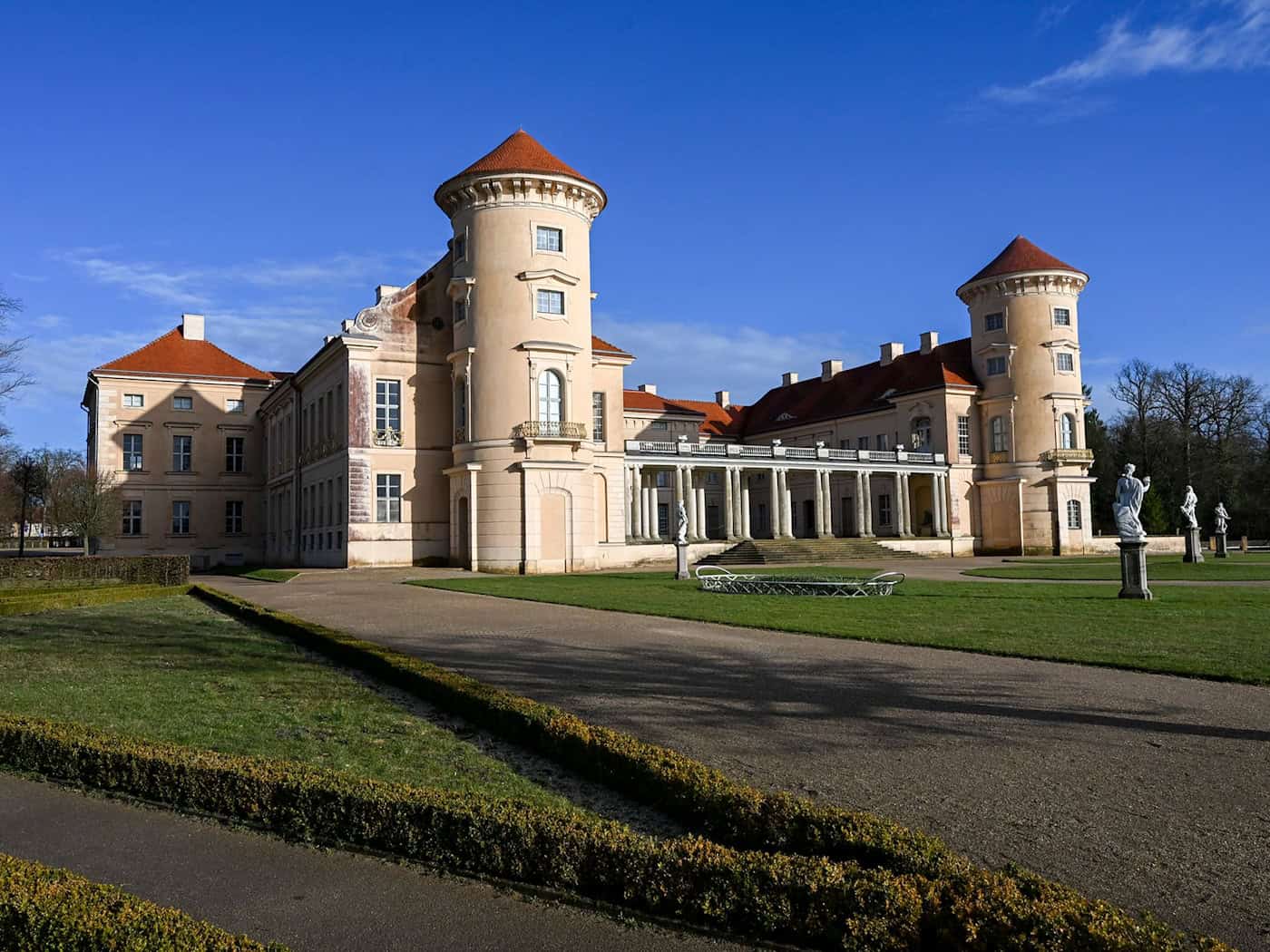 Eine Ausstellung widmet sich den Speisen am Rheinsberger Hof. (Symbolbild) / Foto: Jens Kalaene/dpa