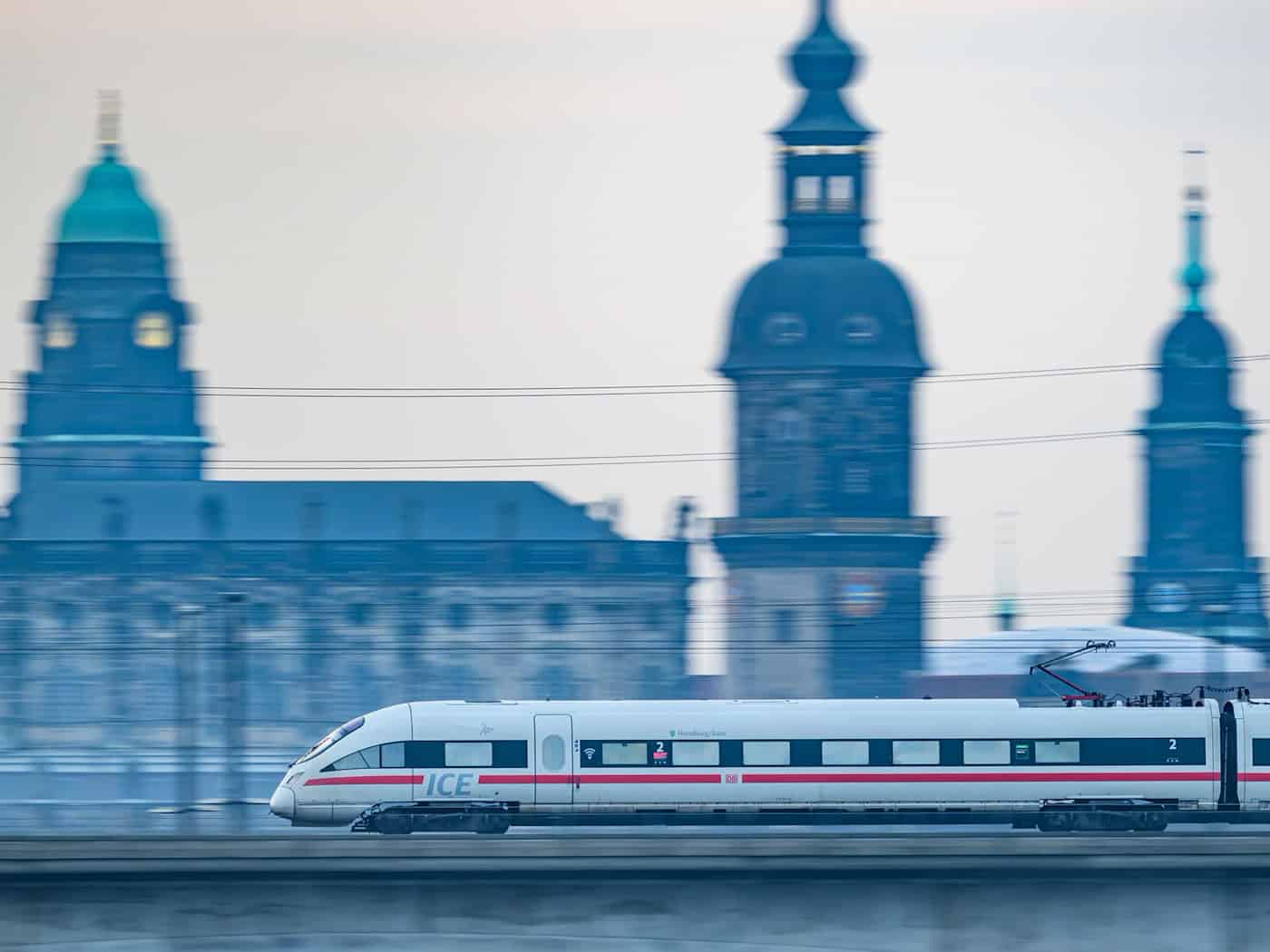 Die Deutsche Bahn hält an ihrem Ziel fest, die Strecke Berlin-Dresden für Tempo 200 Kilometer pro Stunde auszubauen. (Archivbild) / Foto: Robert Michael/dpa