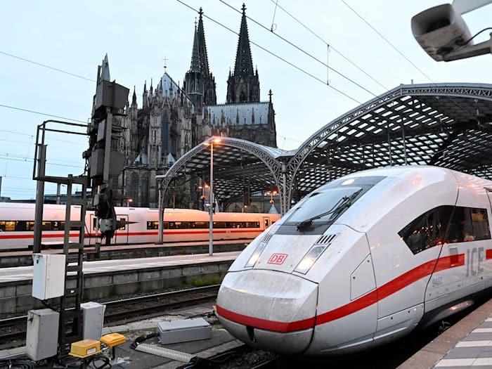 Die Züge der Deutschen Bahn werden aktuell an den Bahnhöfen zurückgehalten. (Symbolbild) / Foto: Roberto Pfeil/dpa