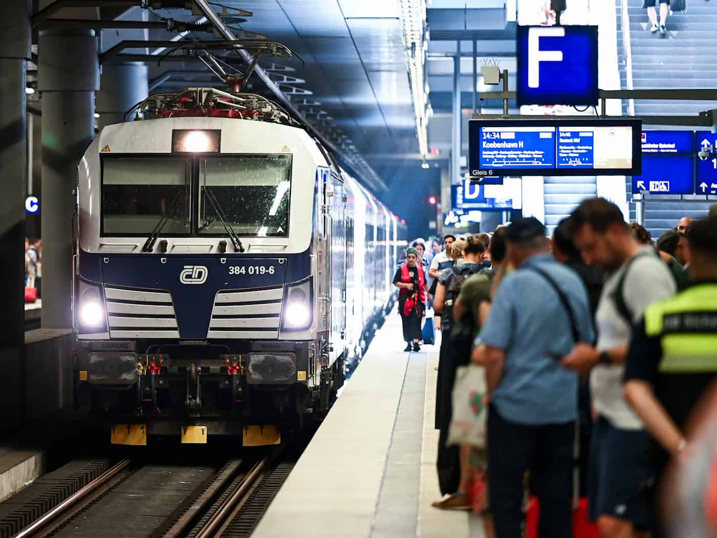 Die Anfang Mai gestartete Bahnverbindung zwischen Kopenhagen und Prag wird in der Ferienzeit vier Wochen lang nicht als Direktverbindung angeboten.  / Foto: Jens Kalaene/dpa