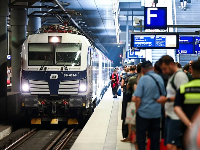 Die Anfang Mai gestartete Bahnverbindung zwischen Kopenhagen und Prag wird in der Ferienzeit vier Wochen lang nicht als Direktverbindung angeboten.  / Foto: Jens Kalaene/dpa