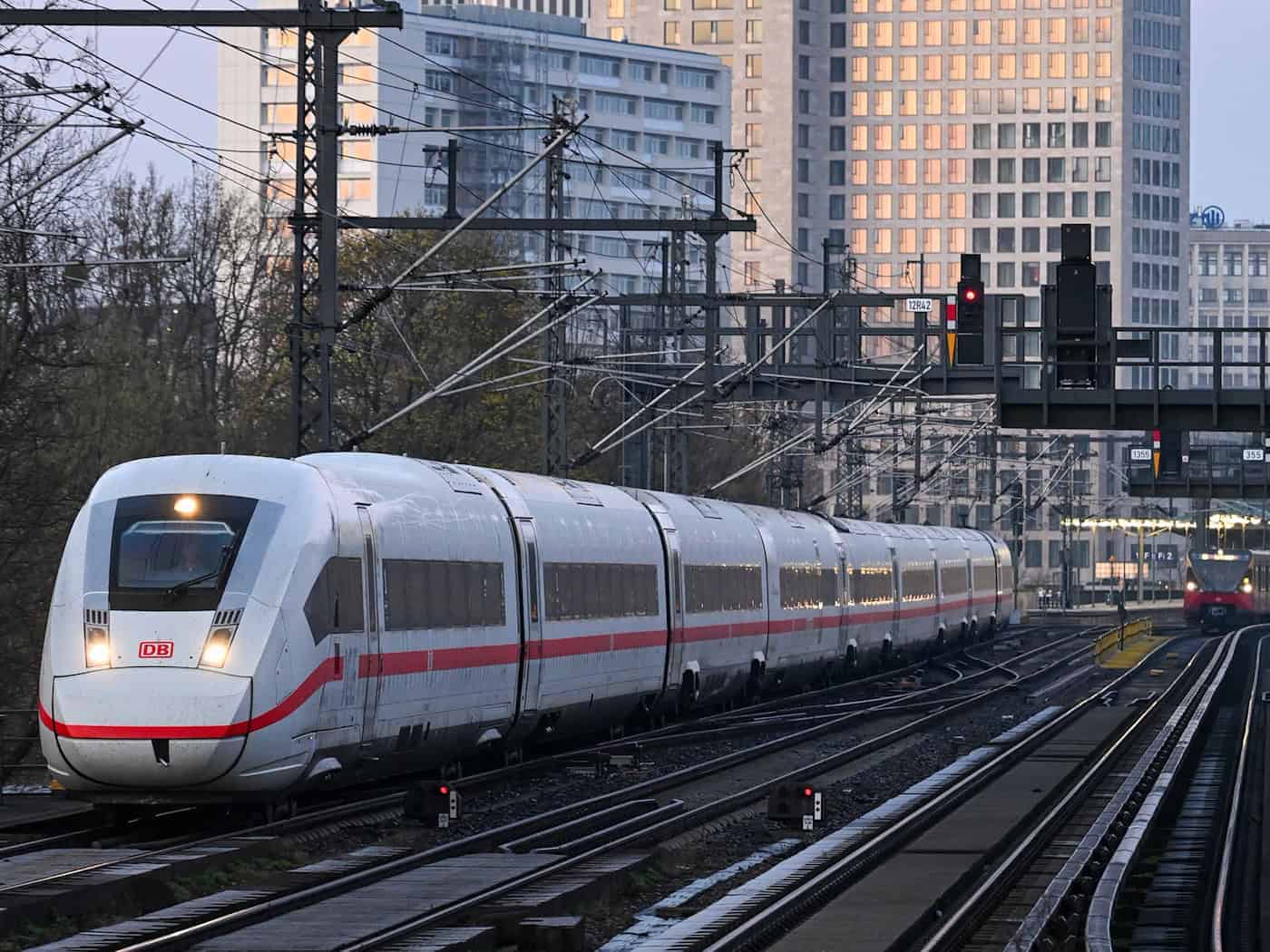 Zwischen Berlin-Charlottenburg und Ostbahnhof fahren während der Bauarbeiten auf der Stadtbahn vom 14. Juni bis 12. Dezember keine Züge. (Archivbild) / Foto: Soeren Stache/dpa