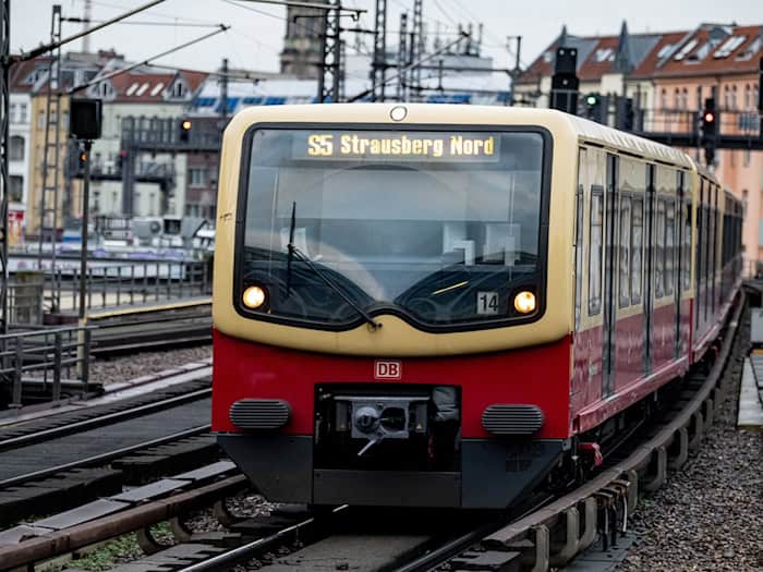 Dieses Wochenende ist auch die S-Bahn von den Bauarbeiten auf der Berliner Stadtbahn betroffen - zumindest im Abschnitt zwischen Zoologischer Garten und Friedrichstraße. (Archivbild)  / Foto: Fabian Sommer/dpa