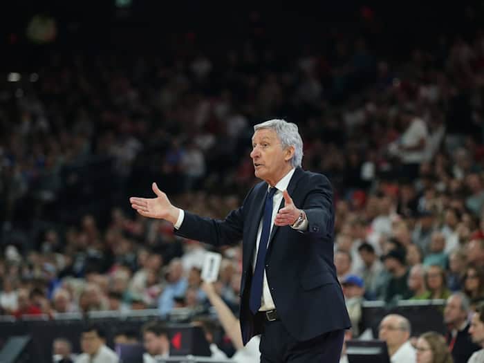 Trainer Svetislav Pesic trifft im Basketball-Playoff-Finale mit Bayern München auf seinen Ex-Club Alba Berlin. (Archivbild) / Foto: Matthias Stickel/dpa