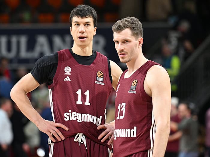 Wollen nach einer holprigen Saison zumindest Meister werden: Die Bayern-Basketballer Vladimir Lucic (l) und Andreas Obst. (Archivbild)  / Foto: Angelika Warmuth/dpa