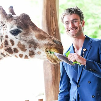 Auch mit Giraffendame Paula ist Linus Weber auf Augenhöhe, aber nur von dem etwa 2,2 Meter hohen Giraffensteg aus. / Foto: Sven Kaeuler/dpa