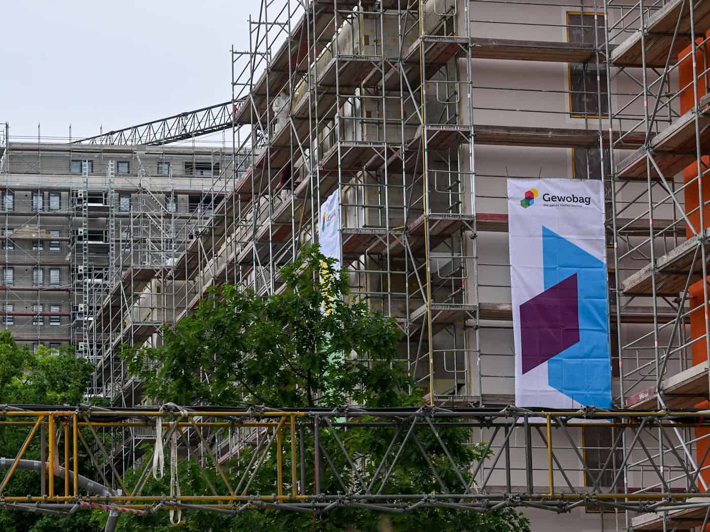 In Berlin wird an vielen Stellen gebaut - was weiter fehlt, sind ausreichend Wohnungen für Landesbedienstete. (Symbolbild)  / Foto: Jens Kalaene/dpa