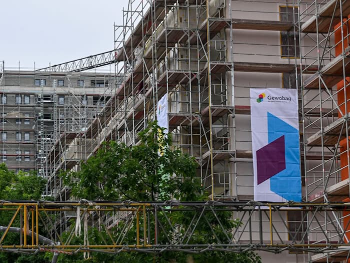 In Berlin wird an vielen Stellen gebaut - was weiter fehlt, sind ausreichend Wohnungen für Landesbedienstete. (Symbolbild)  / Foto: Jens Kalaene/dpa