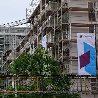 In Berlin wird an vielen Stellen gebaut - was weiter fehlt, sind ausreichend Wohnungen für Landesbedienstete. (Symbolbild)  / Foto: Jens Kalaene/dpa