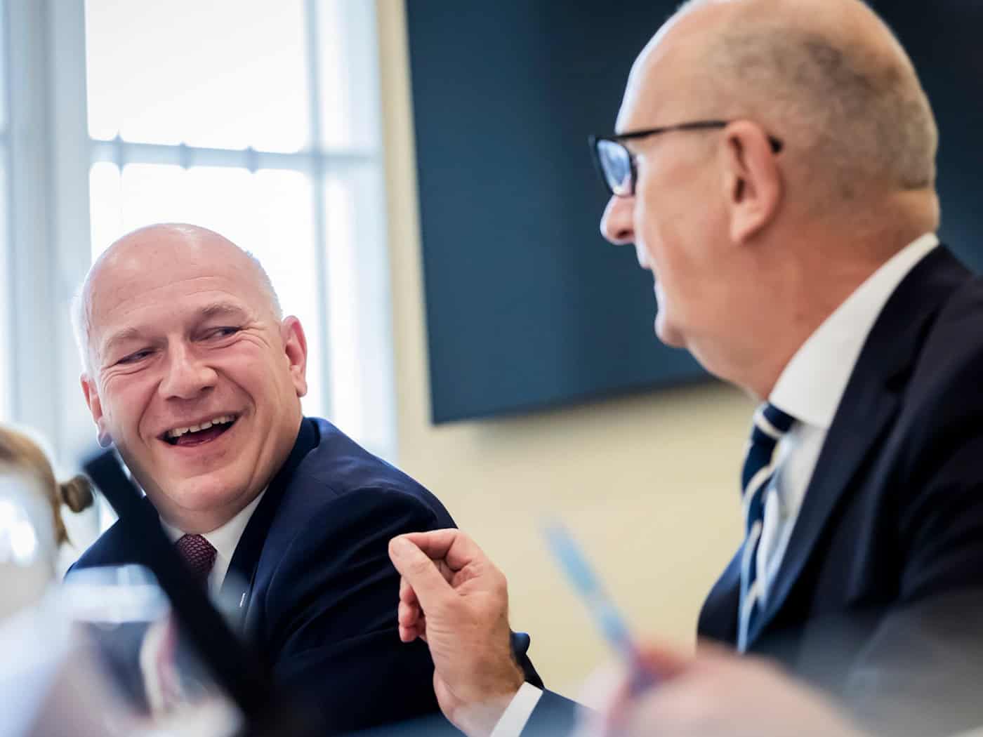 Die Regierungschefs Kai Wegner (CDU/li.) und Dietmar Woidke (SPD/re.) haben ein Verfahren zu einer möglichen Expo-Bewerbung Berlins und Brandenburgs verabredet. (Archivbild) / Foto: Christoph Soeder/dpa