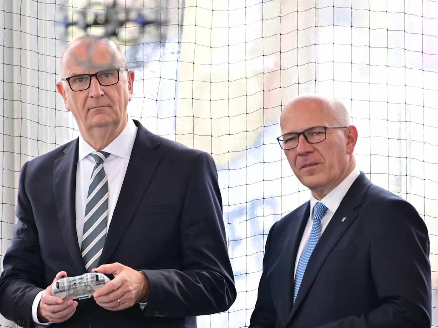Woidke steuerte vor Beginn der ILA schon mal eine Drohne. / Foto: Sebastian Gollnow/dpa