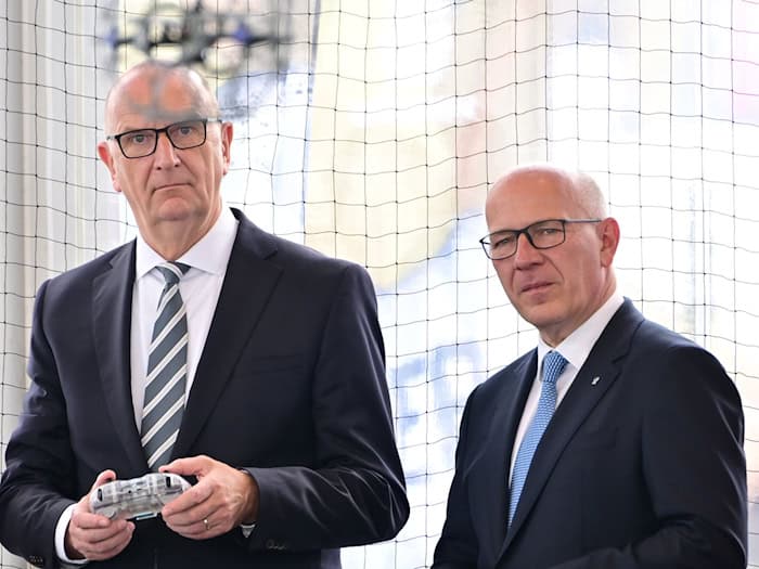 Woidke steuerte vor Beginn der ILA schon mal eine Drohne. / Foto: Sebastian Gollnow/dpa