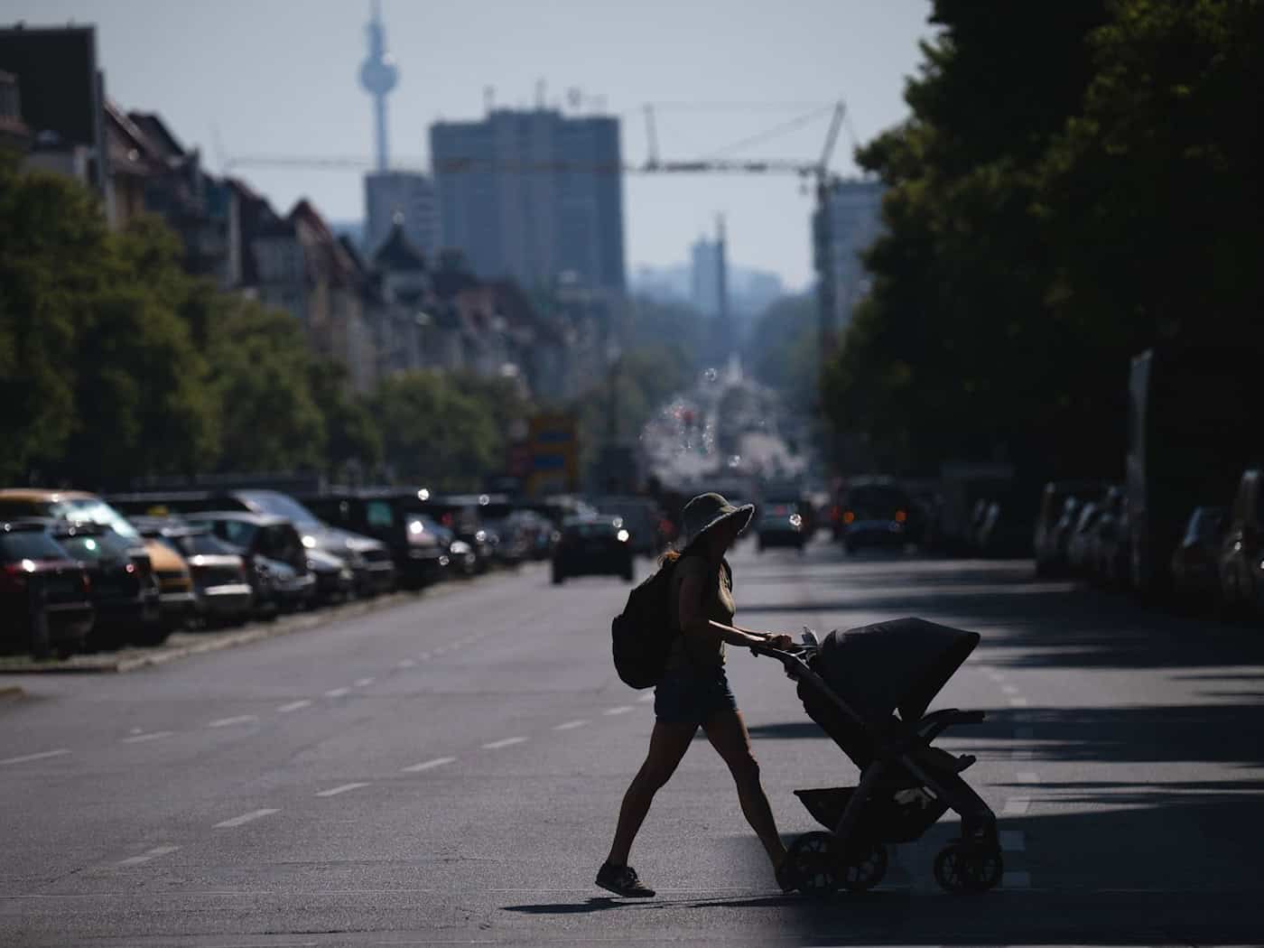 Vor für ältere Menschen und Kinder kann die Hitze gefährlich werden. / Foto: Sebastian Gollnow/dpa