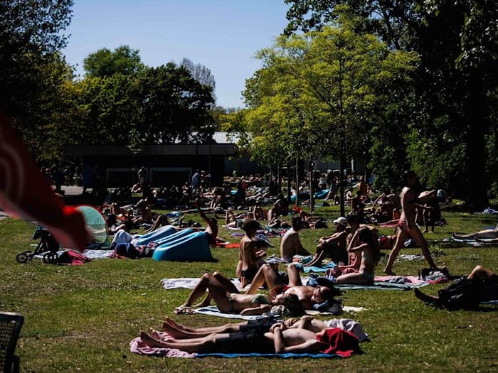 In Berliner Schwimmbädern werden Smart Glasses - Brillen mit Kameratechnik - nicht ausdrücklich verboten. Das Fotografieren fremder Menschen ist aber bereits untersagt. (Symbolbild) / Foto: Carsten Koall/dpa
