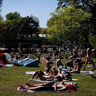 In Berliner Schwimmbädern werden Smart Glasses - Brillen mit Kameratechnik - nicht ausdrücklich verboten. Das Fotografieren fremder Menschen ist aber bereits untersagt. (Symbolbild) / Foto: Carsten Koall/dpa