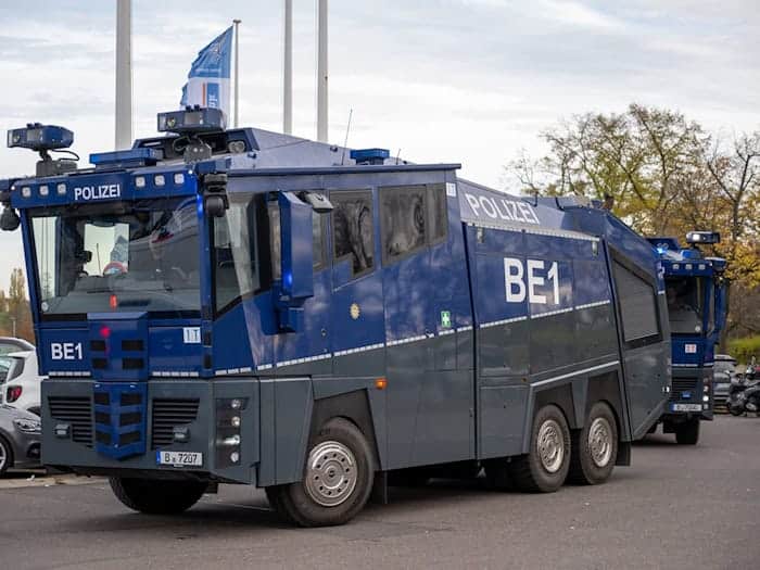 Normalerweise werden die Wasserwerfer bei kritischen Einsätzen der Polizei aufgestellt - heute sollen sie Erfrischung bieten. (Archivbild) / Foto: Christophe Gateau/dpa
