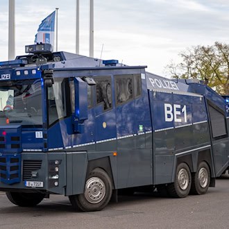 Normalerweise werden die Wasserwerfer bei kritischen Einsätzen der Polizei aufgestellt - heute sollen sie Erfrischung bieten. (Archivbild) / Foto: Christophe Gateau/dpa