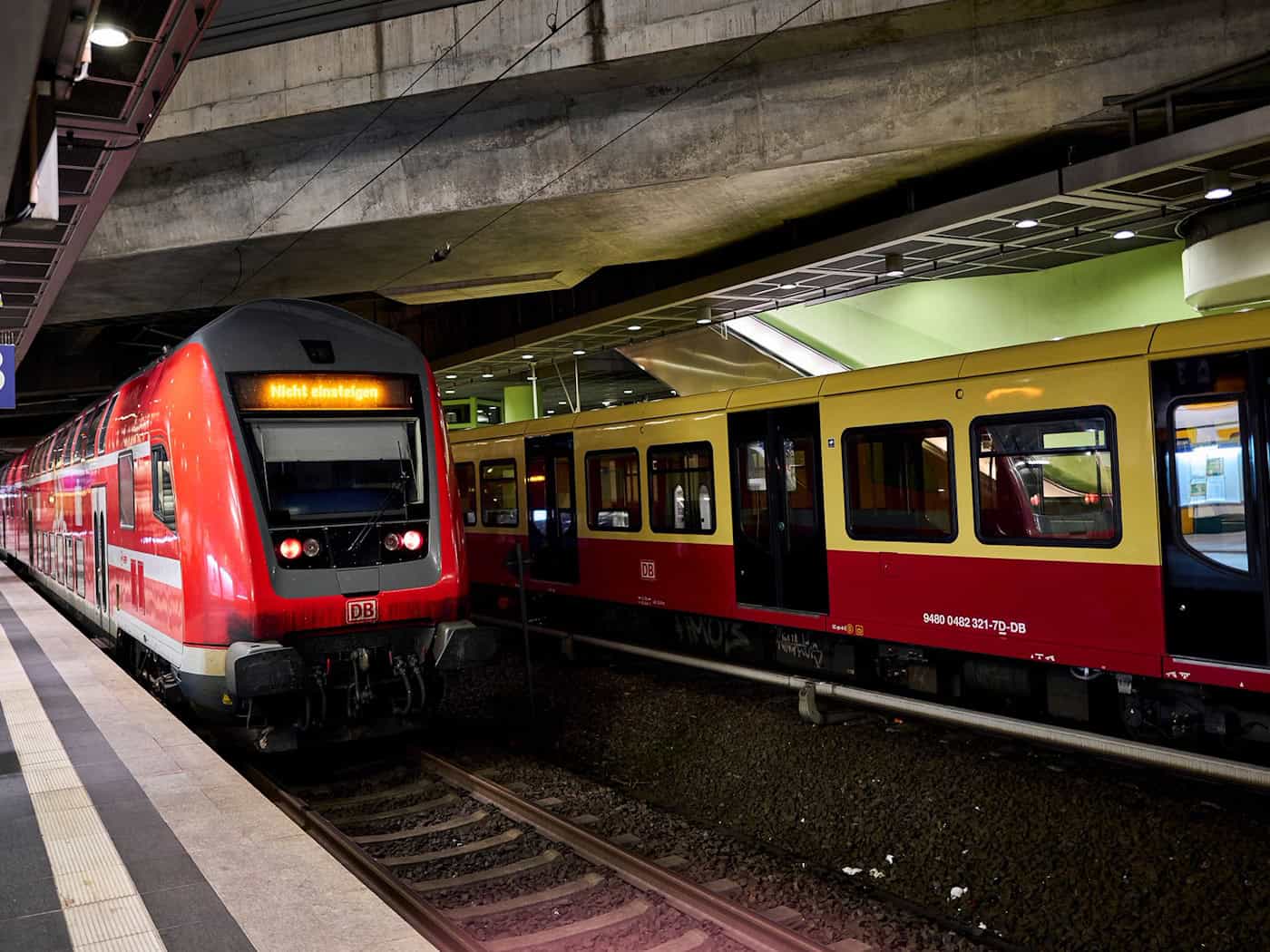 An den Bahnsteigen ging es in Berlin am frühen Morgen ruhig zu. / Foto: Michael Ukas/dpa